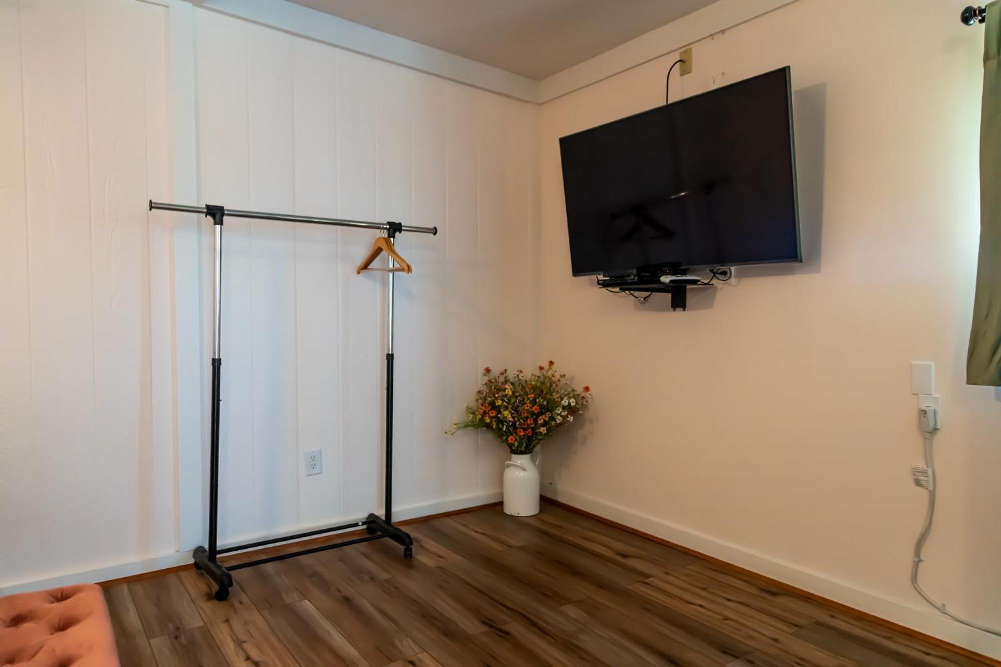 Sagebrush Inn Tombstone Phòng bức ảnh A garment rack
