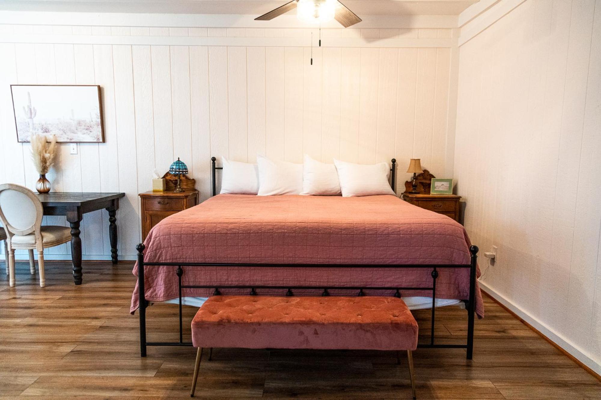 Sagebrush Inn Tombstone Phòng bức ảnh A bedroom at the Inn at the Opera