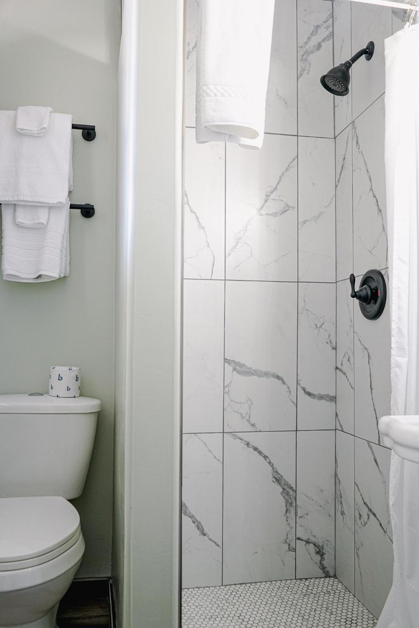 Sagebrush Inn Tombstone Phòng bức ảnh A shower with a shower door