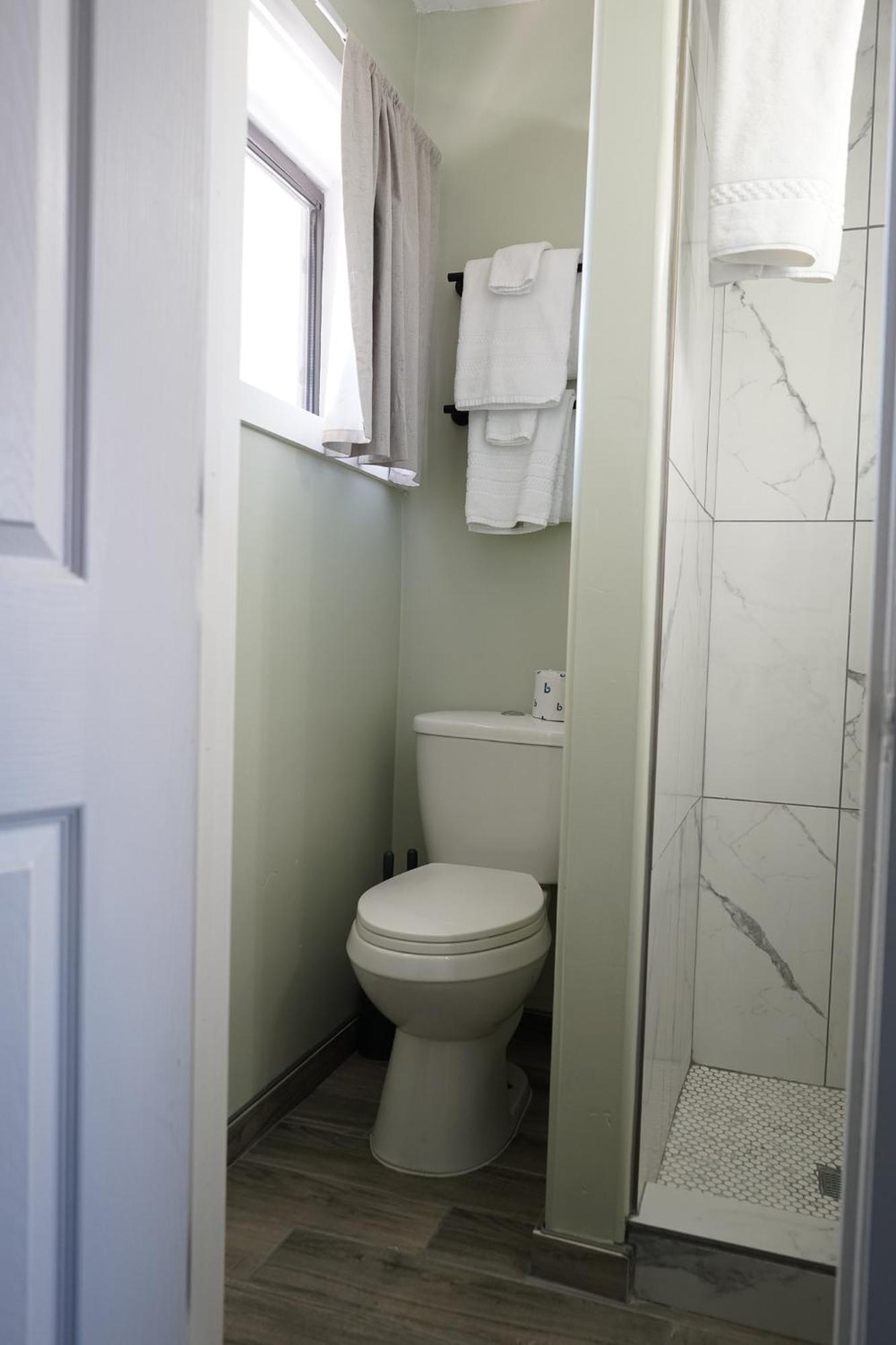 Sagebrush Inn Tombstone Phòng bức ảnh A toilet in a home