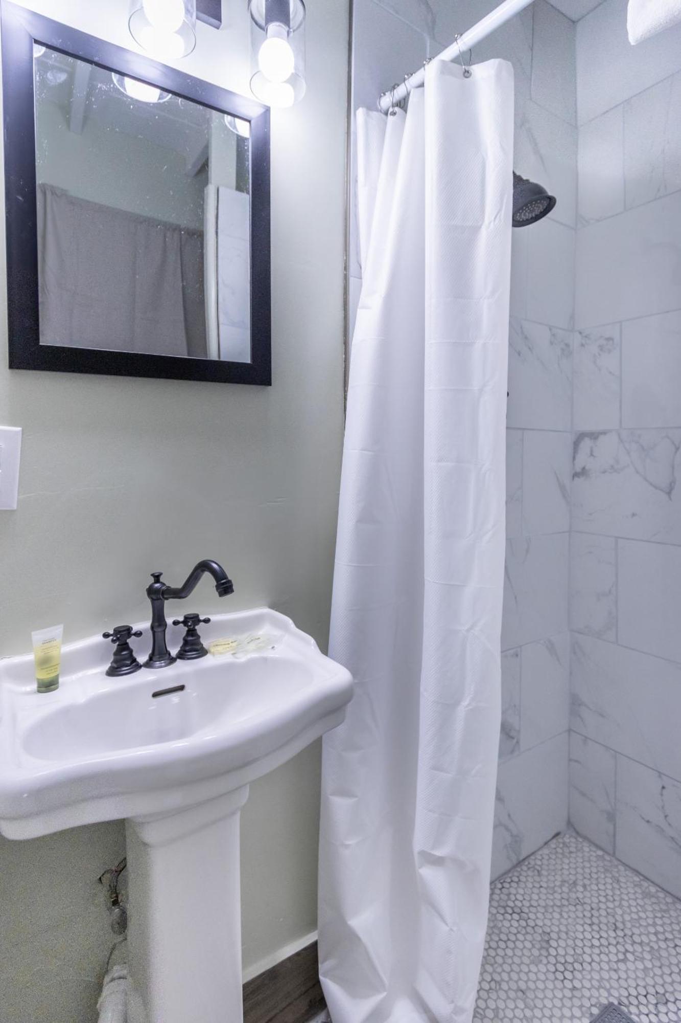 Sagebrush Inn Tombstone Phòng bức ảnh A shower curtain