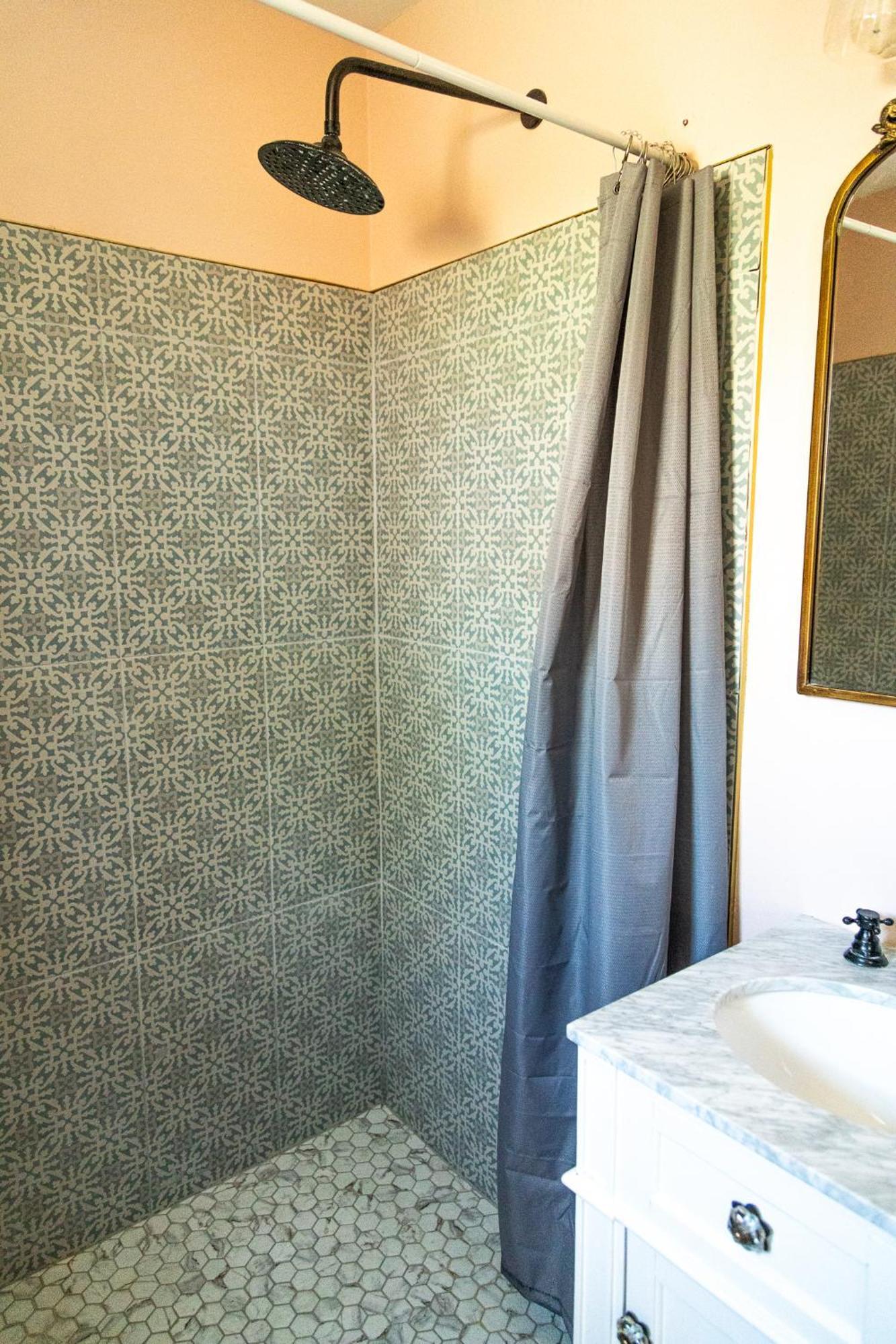 Sagebrush Inn Tombstone Phòng bức ảnh A shower curtain