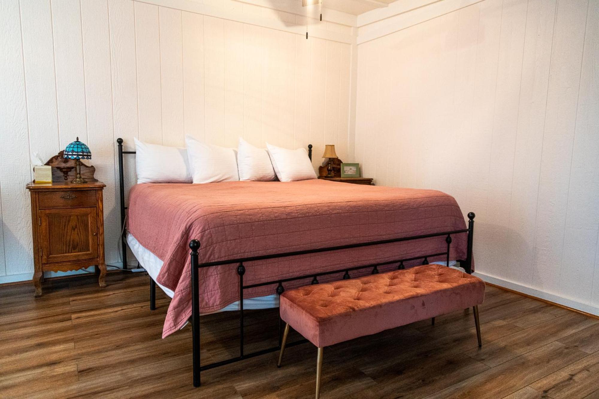 Sagebrush Inn Tombstone Phòng bức ảnh A bedroom with a bed and a bench