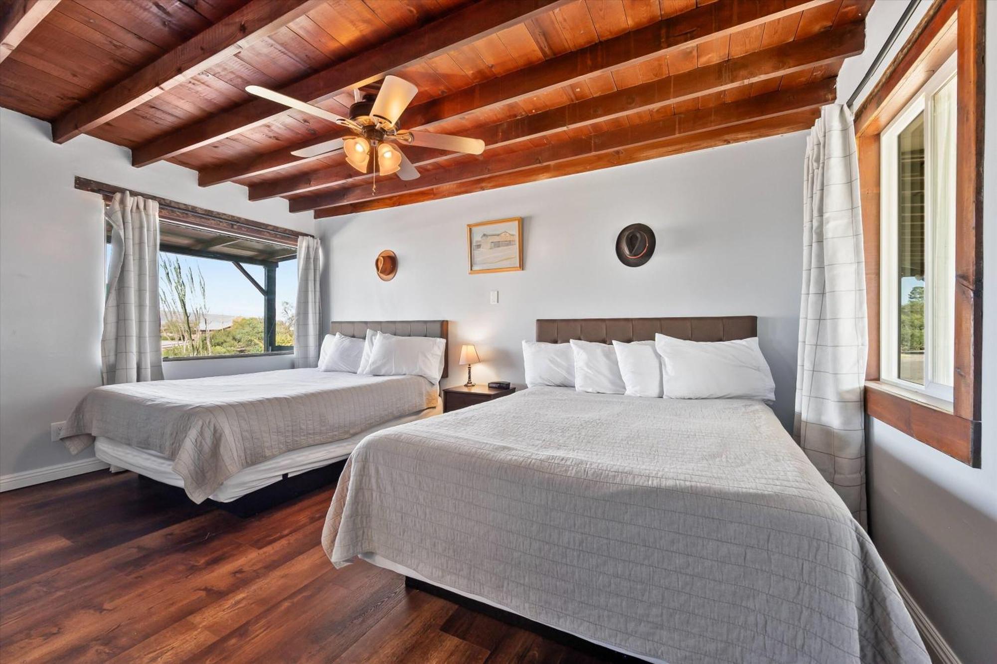 Sagebrush Inn Tombstone Phòng bức ảnh Guest room at the Inn at the Opera